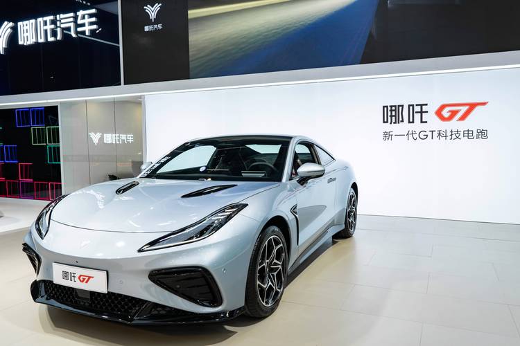 成都249哪吒汽车在智能汽车领域的表现，领途汽车在新能源汽车市场中的影响力